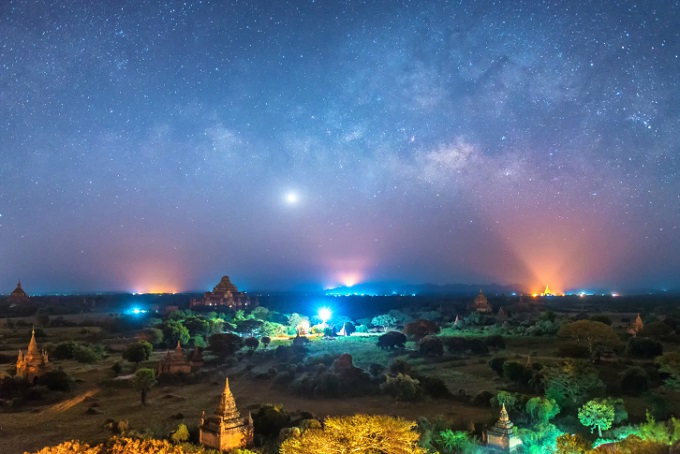 Pemandangan Langit Malam Penuh Bintang Andira Gambar